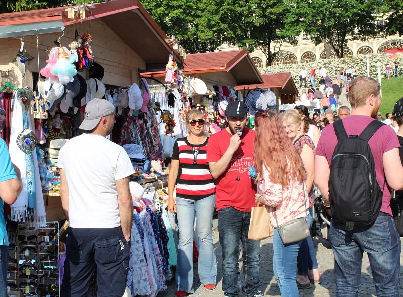 Slavnostní svěcení lázeňských pramenů, průvody v historických kostýmech, promenádní a kolonádní koncerty klasické, folklorní i moderní hudby, mše a jarmarky. Takhle vypadalo už 210. zahájení lázeňské sezóny v Mariánských Lázních.