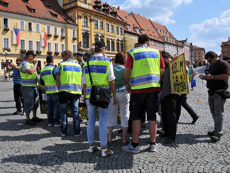 Antikonfliktní tým policie akci na chebském náměstí zklidnil.