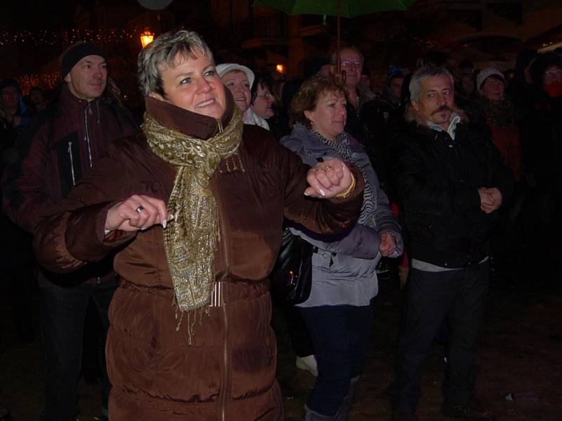 BUJARÉ OSLAVY PŘÍCHODU ROKU 2015 si na františkolázeňské Národní třídě užily stovky občanů. Nechyběly ani tradiční vášnivé novoroční polibky. 