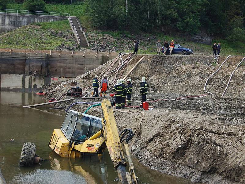 POTOPENÝ BAGR na chebské přehradě Skalka zaměstnal na několik hodin jednotky hasičů, které pomocí čerpadel stroj vysvobodily.   