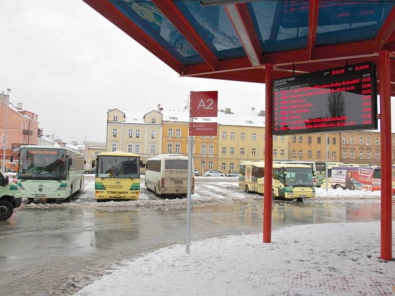 CESTUJÍCÍ NEJEN Z CHEBU si nemohou nový terminál vynachválit. Včera využili hned několika autobusových spojů. 