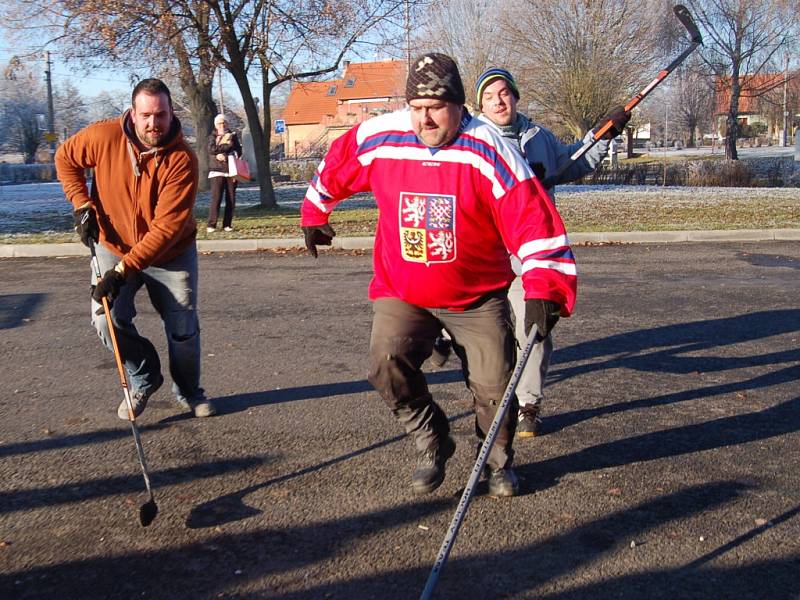 HOKEJ nesmí na silvestra v Milíkově chybět. 