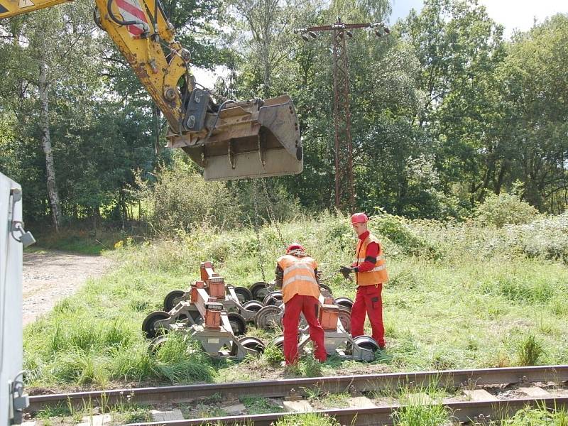 PRÁCE NA POSLEDNÍ ČÁSTI třetího tranzitního koridoru na trati Cheb Cheb státní hranice jsou v plném proudu. Stavebníci právě nyní připravují okolí kolem trati pro novou etapu. 