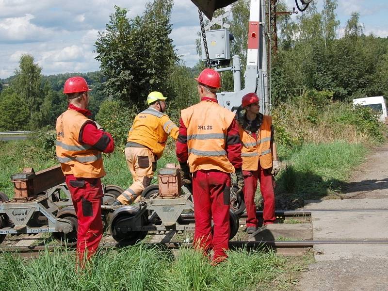 PRÁCE NA POSLEDNÍ ČÁSTI třetího tranzitního koridoru na trati Cheb Cheb státní hranice jsou v plném proudu. Stavebníci právě nyní připravují okolí kolem trati pro novou etapu. 