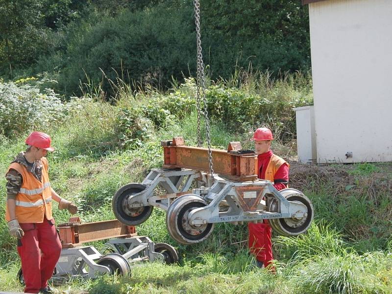 PRÁCE NA POSLEDNÍ ČÁSTI třetího tranzitního koridoru na trati Cheb Cheb státní hranice jsou v plném proudu. Stavebníci právě nyní připravují okolí kolem trati pro novou etapu. 