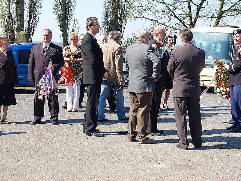 V pořadí již 66. výročí osvobození města Chebu se odehrálo u památníku 97. pěší divize americké armády, u pomníku ruské armády a k památníku 1. pěší divize USA.  