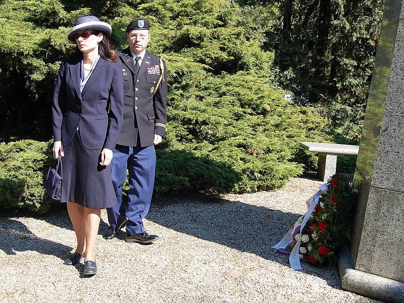 V pořadí již 66. výročí osvobození města Chebu se odehrálo u památníku 97. pěší divize americké armády, u pomníku ruské armády a k památníku 1. pěší divize USA.  