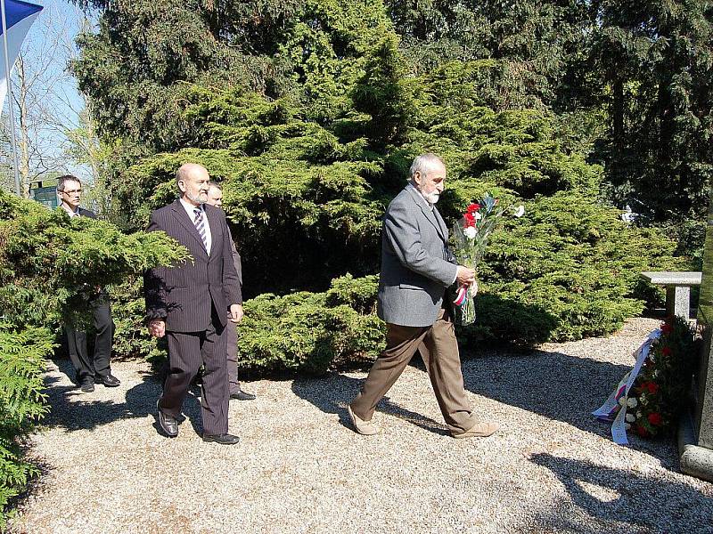 V pořadí již 66. výročí osvobození města Chebu se odehrálo u památníku 97. pěší divize americké armády, u pomníku ruské armády a k památníku 1. pěší divize USA.  