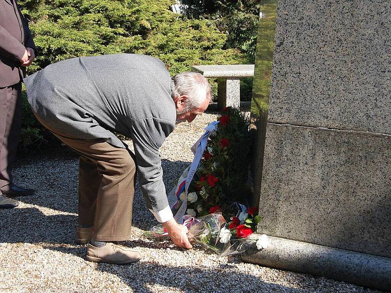 V pořadí již 66. výročí osvobození města Chebu se odehrálo u památníku 97. pěší divize americké armády, u pomníku ruské armády a k památníku 1. pěší divize USA.  