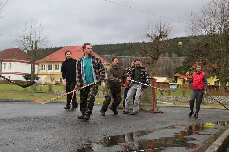 TRADICE. Oslavy příchodu nového roku se v Milíkově neobejdou bez srandamače v hokeji. 