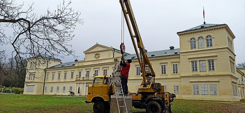 Litinová plastika už zamířila do ateliéru Jindřicha Kovaříka.