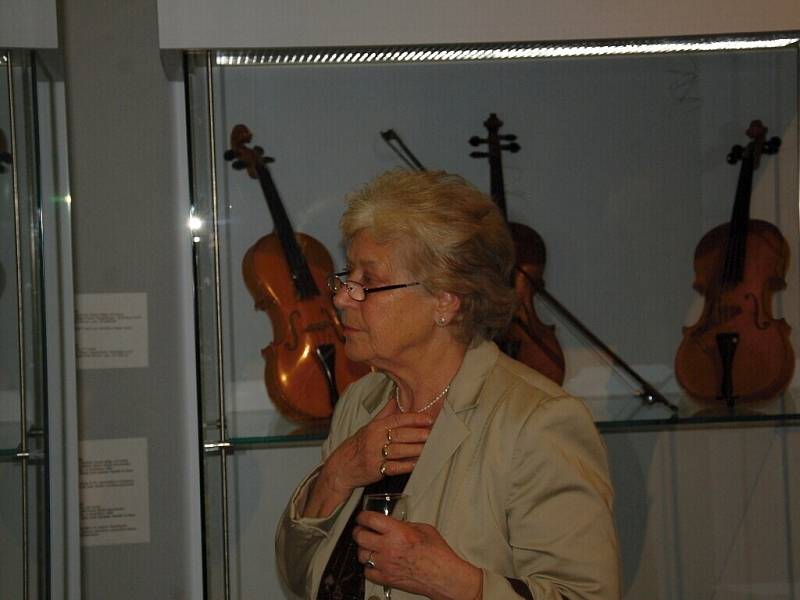 Jedinečná výstava houslí začala ve spolupráci Integrované střední školy Cheb Houslařské školy a Egerland-Museum v německém městě Marktredwitz. 