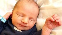 MAX TOTH se narodil v chebské porodnici v sobotu 25. ledna ve 13.08 hodin. Při narození vážil 3000 gramů a měřil 48 centimetrů. Z malého Maxíka se těší doma v Chodově sestřička Sárinka, maminka Vendulka a tatínek Libor. 