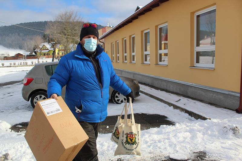 Roušky všem občanům Milíkova a přidružených obcí rozvezli dobrovolní hasiči už v sobotu dopoledne. Na pomoc státu obec nechtěla čekat, roušky pořídila sama.