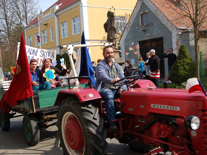 Budovatelské písně znějící z rozhlasu a v průvodu stovky lidí. Tak vypadal v pořadí již třetí ročník oslavy Prvního máje v Novém Kostele na Chebsku.