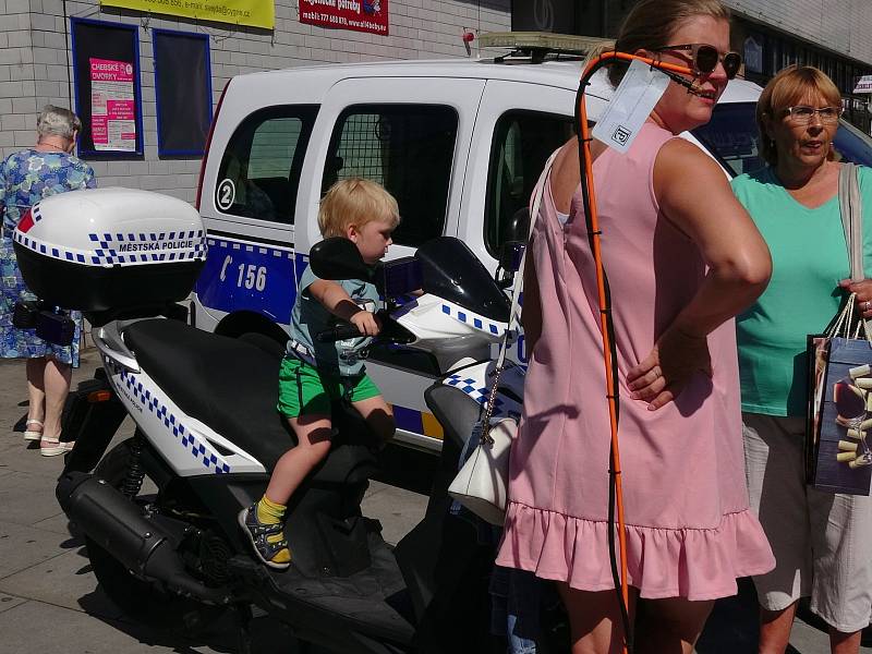 Před Priorem v Chebu se přestavili strážníci městské policie.