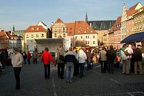 Minulé adventní trhy na chebském náměstí Krále Jiřího z Poděbrad. Ty letošní už mají vypadat jinak