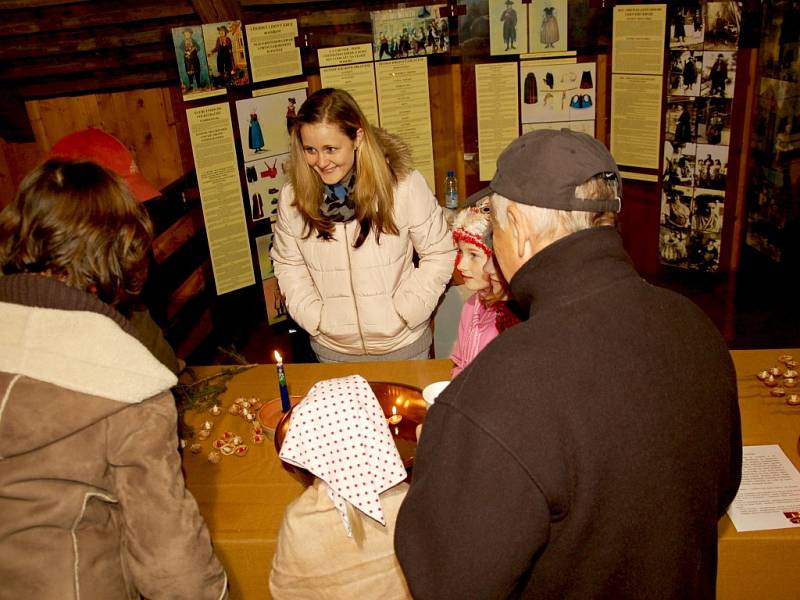 Vystoupení folklorního souboru Marjánek přitáhlo řadu návštěvníků na hrad Seeberg v Ostrohu.