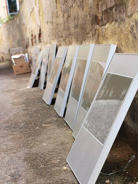 Dvorky a uličky historického centra Chebu opět ožívají. Dobrovolníci – studenti začali instalovat na zdi obrazy a fotografie.