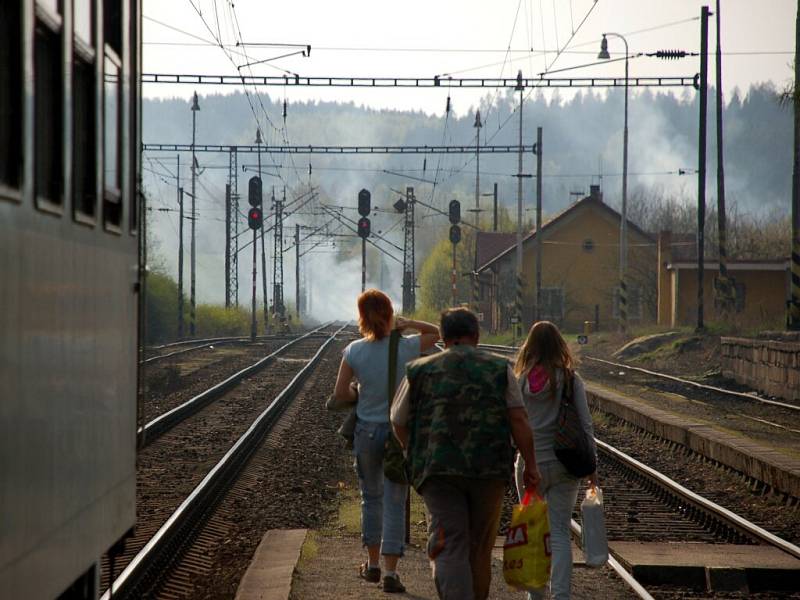 Požár suché trávy okolo železniční trati č. 170 mezi Salajnou a Dolním Žandovem v úterý 14. dubna odpoledne