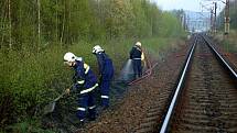 Požár suché trávy okolo železniční trati č. 170 mezi Salajnou a Dolním Žandovem v úterý 14. dubna odpoledne