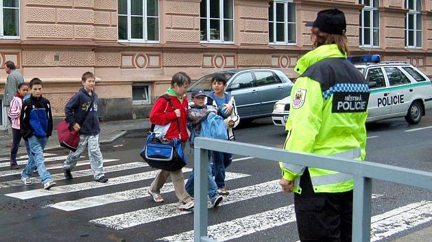 Policisté i strážníci na konči školního roku hlídkují u škol