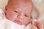 KLÁRA DRÁPALOVÁ bude mít v rodném listu datum narození středu 15. dubna v 14.51 hodin. Na svět přišla s váhou 3 700 gramů a mírou 51 centimetrů. Maminka Kateřina a tatínek Karel se těší z malé Klárinky doma v Chebu.