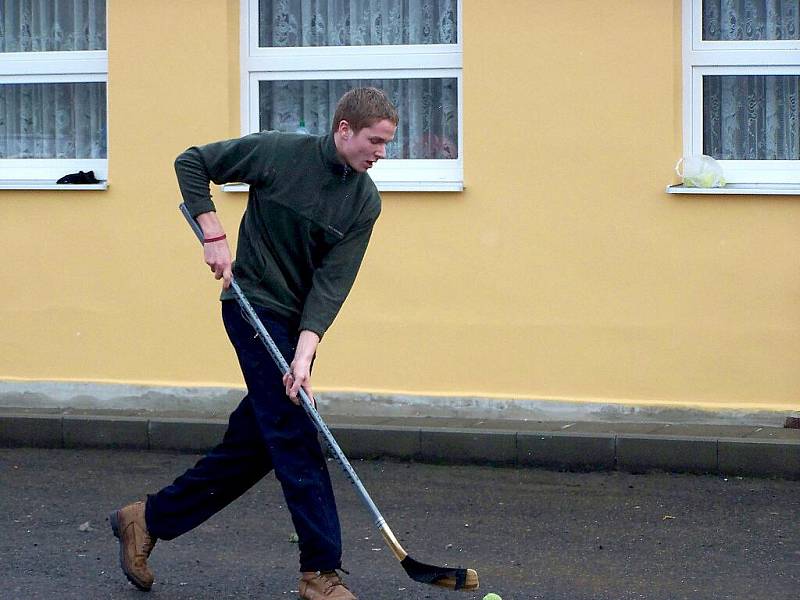 SILVESTROVSKÝ HOKEJ v Milíkově patří mezi mnohaleté tradice. Až po remízovém zápase mohou začít oslavy příchodu Nového roku.