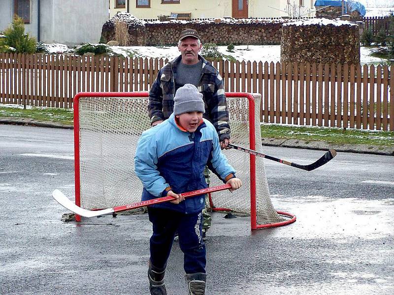 SILVESTROVSKÝ HOKEJ v Milíkově patří mezi mnohaleté tradice. Až po remízovém zápase mohou začít oslavy příchodu Nového roku.