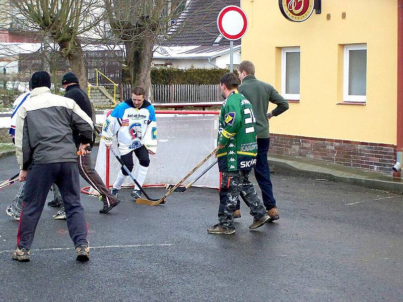 SILVESTROVSKÝ HOKEJ v Milíkově patří mezi mnohaleté tradice. Až po remízovém zápase mohou začít oslavy příchodu Nového roku.