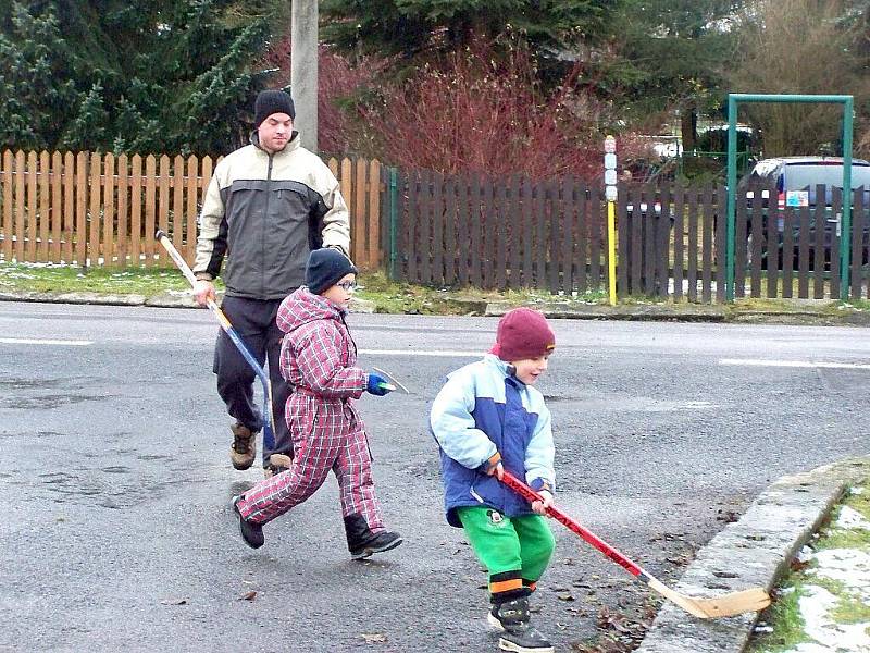 SILVESTROVSKÝ HOKEJ v Milíkově patří mezi mnohaleté tradice. Až po remízovém zápase mohou začít oslavy příchodu Nového roku.