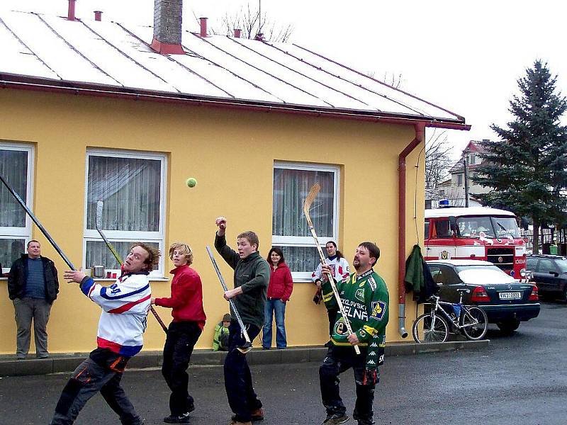 SILVESTROVSKÝ HOKEJ v Milíkově patří mezi mnohaleté tradice. Až po remízovém zápase mohou začít oslavy příchodu Nového roku.
