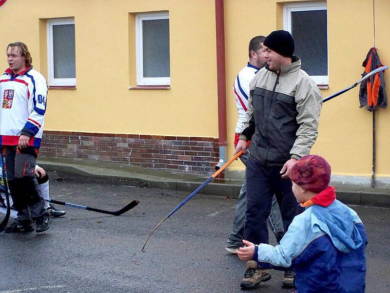 SILVESTROVSKÝ HOKEJ v Milíkově patří mezi mnohaleté tradice. Až po remízovém zápase mohou začít oslavy příchodu Nového roku.