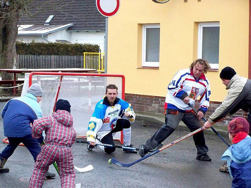 SILVESTROVSKÝ HOKEJ v Milíkově patří mezi mnohaleté tradice. Až po remízovém zápase mohou začít oslavy příchodu Nového roku.