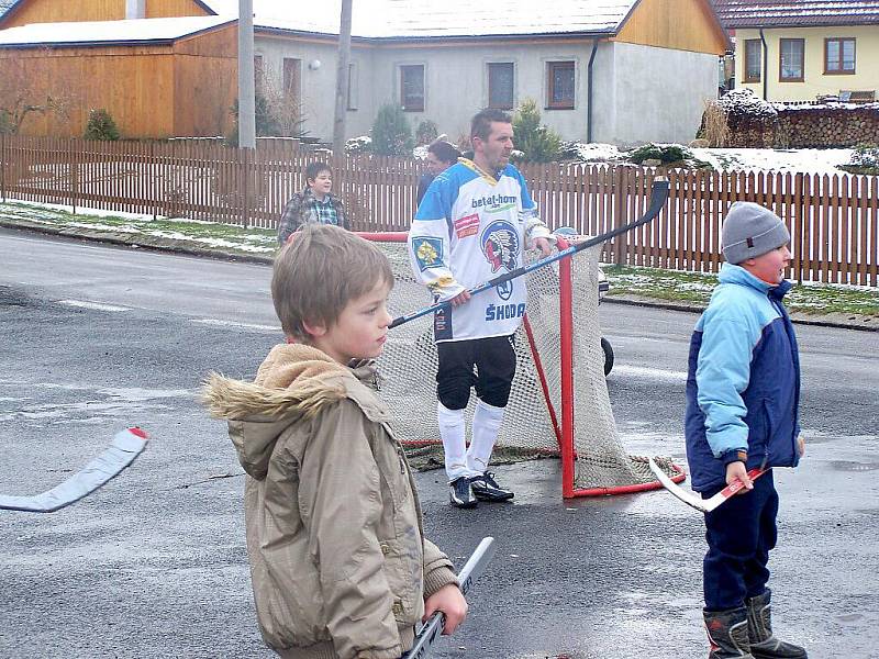 SILVESTROVSKÝ HOKEJ v Milíkově patří mezi mnohaleté tradice. Až po remízovém zápase mohou začít oslavy příchodu Nového roku.