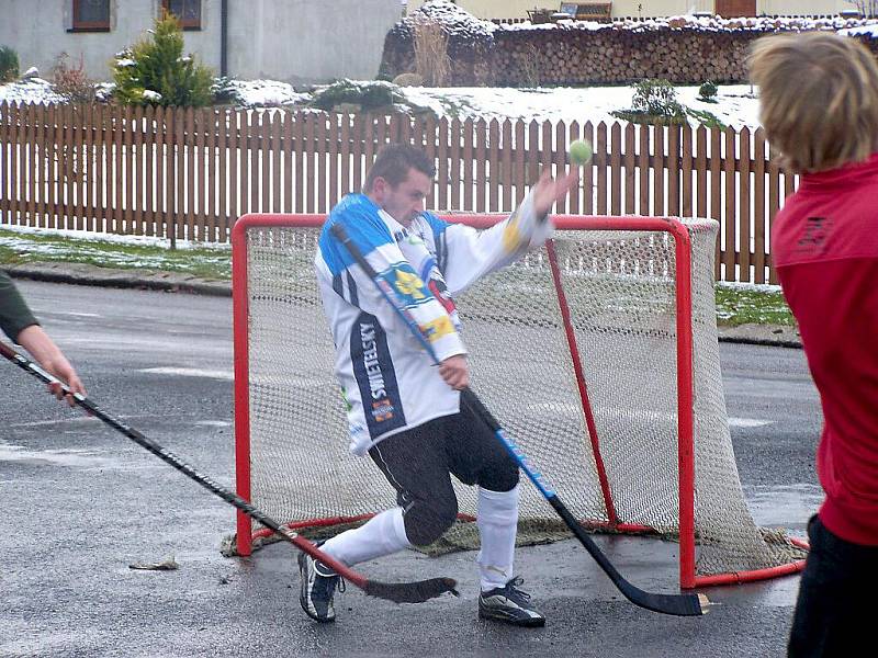 SILVESTROVSKÝ HOKEJ v Milíkově patří mezi mnohaleté tradice. Až po remízovém zápase mohou začít oslavy příchodu Nového roku.