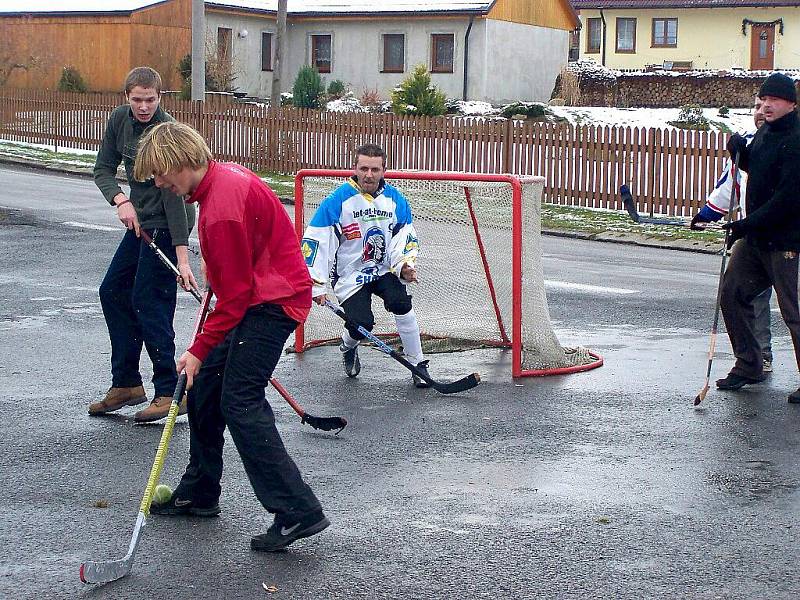 SILVESTROVSKÝ HOKEJ v Milíkově patří mezi mnohaleté tradice. Až po remízovém zápase mohou začít oslavy příchodu Nového roku.