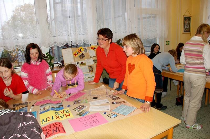 Spolupráce mariánskolázeňské základní školy Jih a školy v německém Tirschenreuthu trvá už 13 let. Při poslední akci spolu žáci obou škol vytvářeli plakáty v rámci projektu Město, kde bydlí moji kamarádi