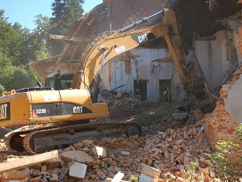 Výletní restaurace Myslivna u Chebu, kam chodili celé rodiny na oběd a za zábavou, byla zdemolována v roce 2013. Dnes ruiny, které na místě zůstaly zarůstají nálety a plevely.