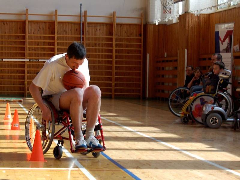 Sportovní klub vozíčkářů v Chebu připravil akci Sportem blíže k lidem, kde si mohli i zdraví lidé vyzkoušet třeba jízdu na invalidním vozíku