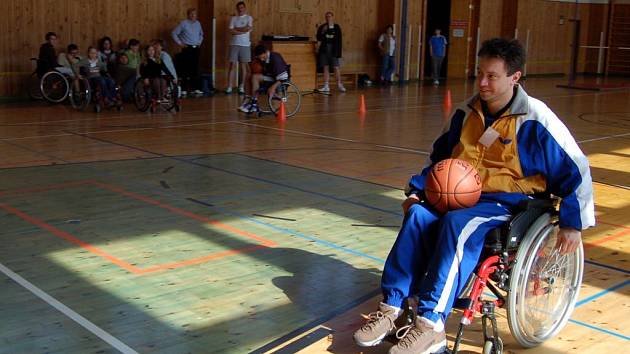 Sportovní klub vozíčkářů v Chebu připravil akci Sportem blíže k lidem, kde si mohli i zdraví lidé vyzkoušet třeba jízdu na invalidním vozíku