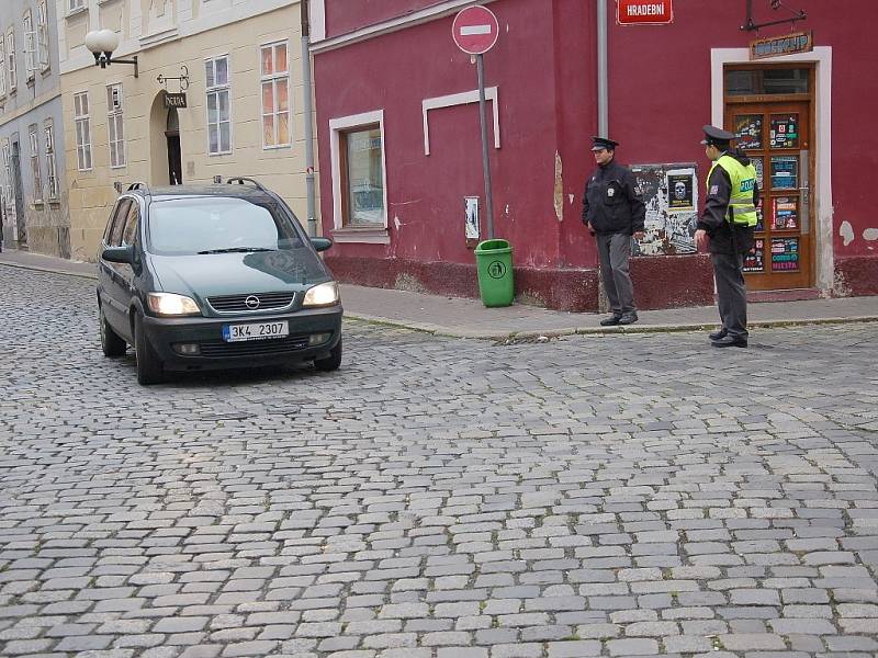 U chebské knihovny nalezli dělníci nevybuchlou munici. Prostor kolem nálezu policisté neprodleně uzavřeli. Odkláněli i dopravu. 