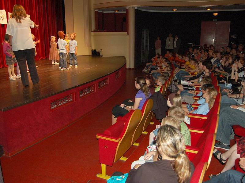 Děti z mateřské školky na chebském sídlišti Skalka se připravily v Západočeském divadle v Chebu na vstup do první třídy. Foto: Deník/Jan Buriánek