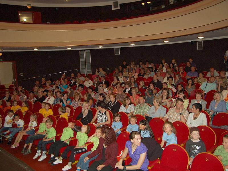 Děti z mateřské školky na chebském sídlišti Skalka se připravily v Západočeském divadle v Chebu na vstup do první třídy. Foto: Deník/Jan Buriánek