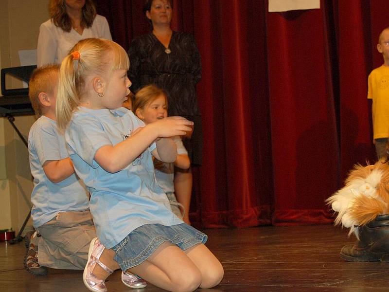 Děti z mateřské školky na chebském sídlišti Skalka se připravily v Západočeském divadle v Chebu na vstup do první třídy. Foto: Deník/Jan Buriánek