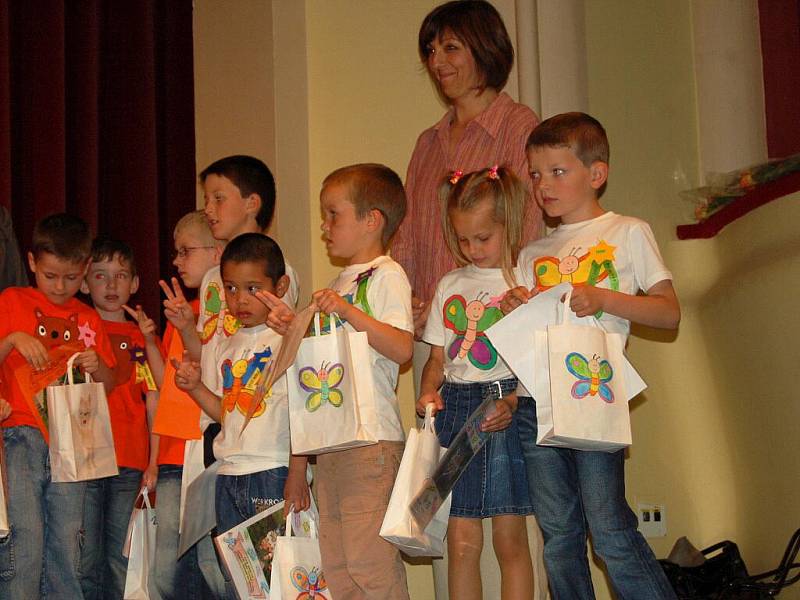 Děti z mateřské školky na chebském sídlišti Skalka se připravily v Západočeském divadle v Chebu na vstup do první třídy. Foto: Deník/Jan Buriánek