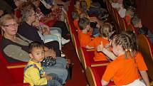 Děti z mateřské školky na chebském sídlišti Skalka se připravily v Západočeském divadle v Chebu na vstup do první třídy. Foto: Deník/Jan Buriánek
