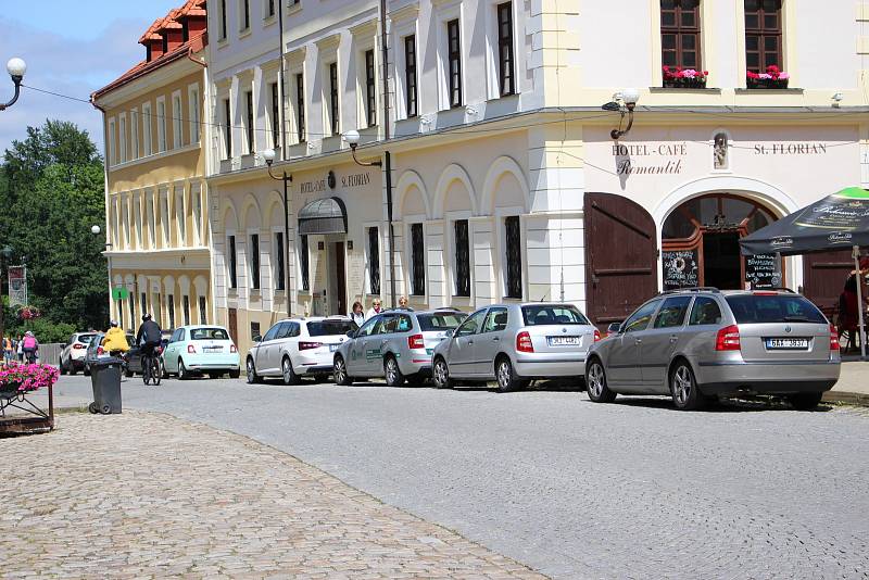 Semestrální práce studentů se zabývaly parkováním v předmostí i revitalizací náměstí, které je stále plné aut.