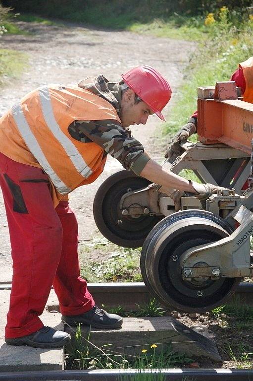 PRÁCE NA POSLEDNÍ ČÁSTI třetího tranzitního koridoru na trati Cheb Cheb státní hranice jsou v plném proudu. Stavebníci právě nyní připravují okolí kolem trati pro novou etapu. 