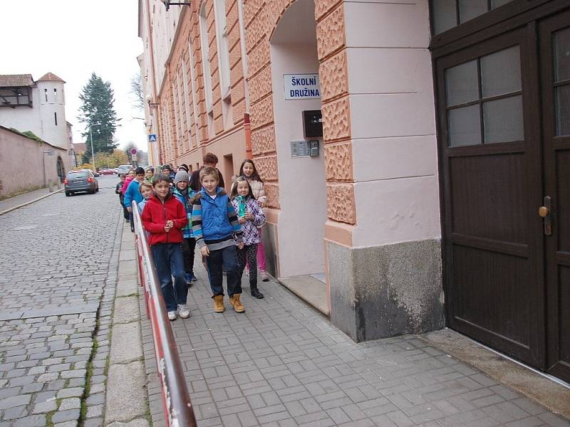 U chebské knihovny nalezli dělníci nevybuchlou munici. Prostor kolem nálezu policisté neprodleně uzavřeli. Odkláněli i dopravu. 